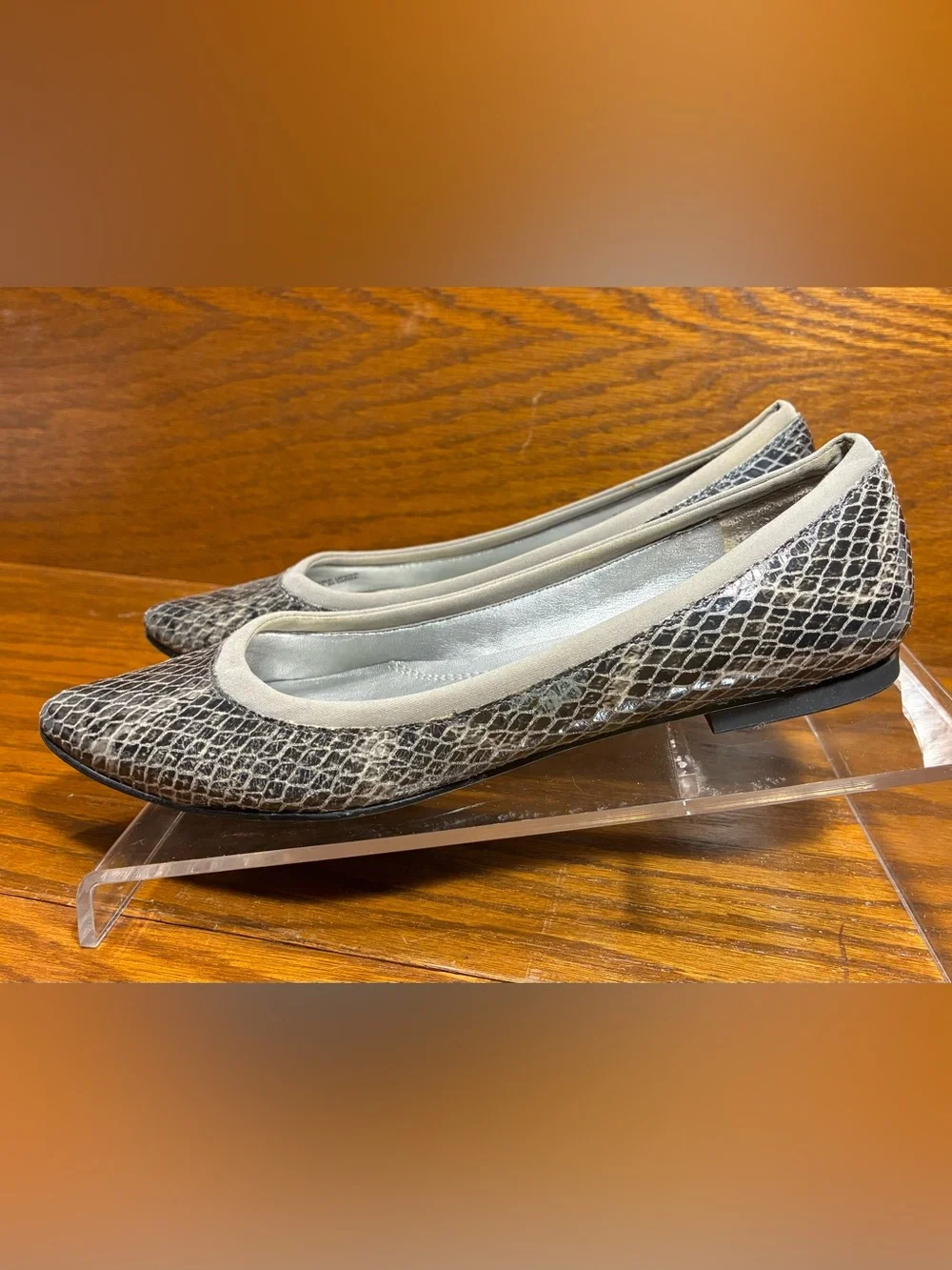 Ellen Tracy Snakeskin Leather Pointed Toe Flats Gray Size 6.5
